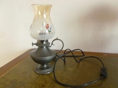 ANCIENNE PETITE LAMPE  ETAIN ELECTRIFIEE AVEC GLOBE SERIGRAPHIE COULEUR - Photo 1/4