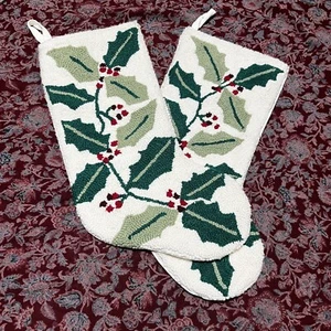 Punch Needle Weihnachtsstrümpfe, 2er Set grüne Blätter und Kirschen GUC - Bild 1 von 5