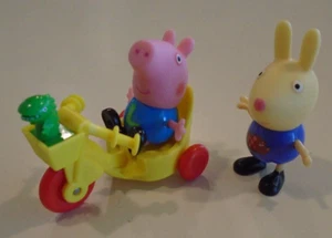 Peppa Pig Brothers Richard Rabbit & George Pig con camisas y triciclo de dinosaurios - Imagen 1 de 2