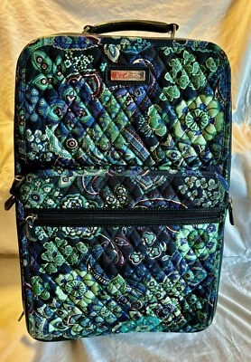 罕见精美! Vera Bradley 蓝色狂想曲 22 英寸滚动行李箱非常干净 轻度二手 — 第 1/4 张图片