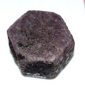 Pietra preziosa sfusa non tagliata forma esagonale ruvida rubino naturale 548,10 ct all'ingrosso RB-16 - Foto 1 di 3