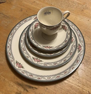 Lenox Country Romance Five Piece Place Setting - Picture 1 of 9