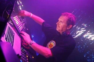 Nick Warren Audio & Video Live DJ-Sets 128GB USB SPECIAL Compilation (1993-2025) - Foto 1 di 11