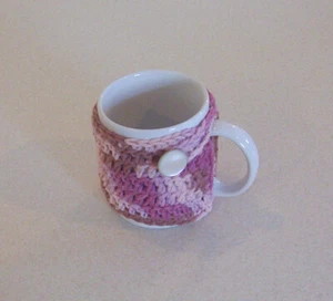 Acogedora taza de café abotonada malva y rosa apagada a ganchillo a mano - Imagen 1 de 4