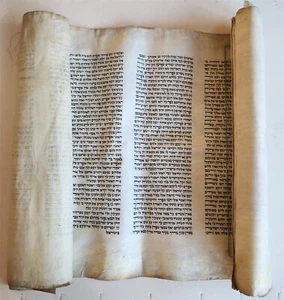 TORAH SCROLL FRAGMENT MANUSCRIPT on VELLUM antique BIBLE DEUTERONOMY 11:4-13:12 - Picture 1 of 17