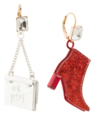 Pendientes colgantes Betsey Johnson Going Out rojo brillante bota y cartera plateada desajuste Foto 1 de 2