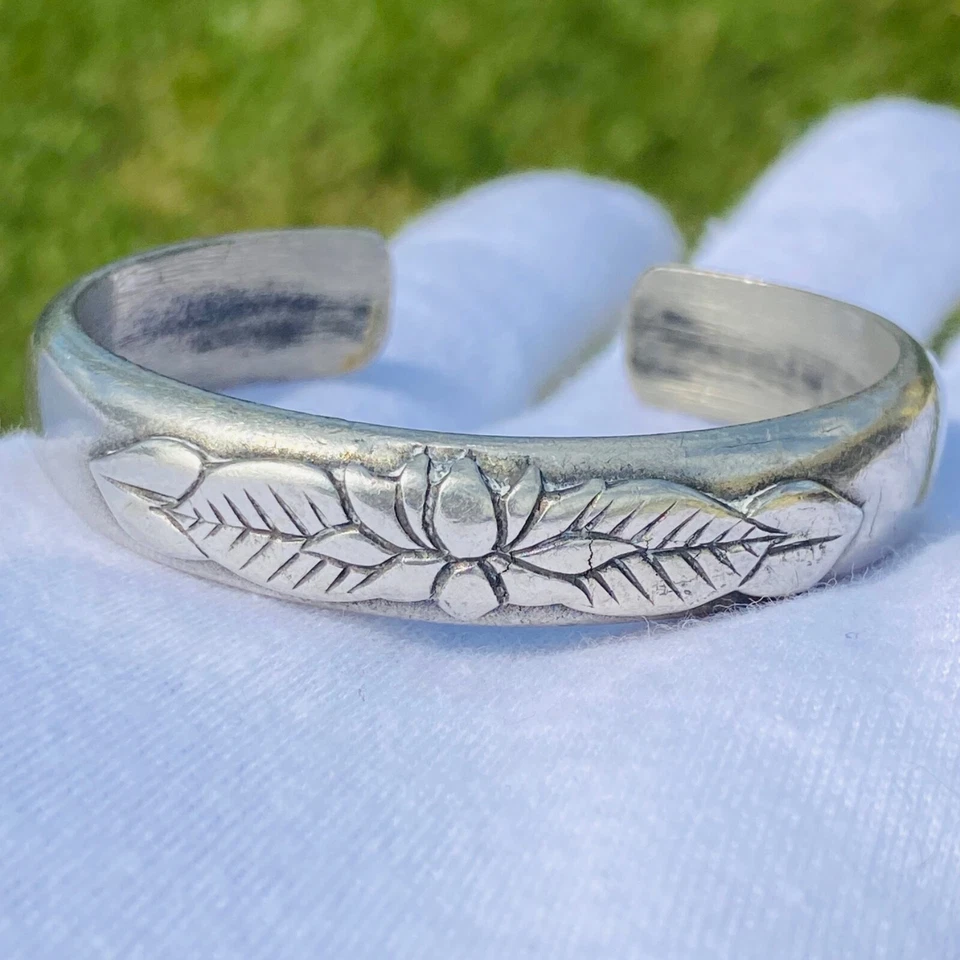 Bracelete de punho floral Laurel Burch parece estanho - Imagem 1 de 4