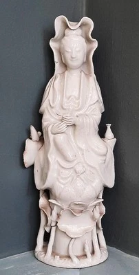 Редкая китайская фигурка Гуаньинь 18 века Blanc de Chine, сидящая на троне лотоса - Изображение 1 из 4