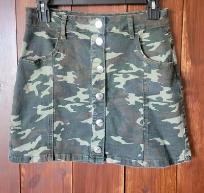 Minifalda camuflada casi famosa para mujer M verde oliva tiro alto botón frontal utilitaria Foto 1 de 4