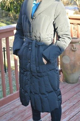 Abrigo largo Jones New York de plumón de pato negro acolchado con cinturón/cuello chal pequeño Foto 1 de 3