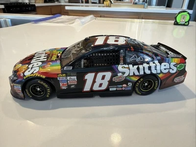 2017 1:24 Lionel No18 Kyle Busch Skittles Sweet Heat Camry с автографом - без коробки - Изображение 1 из 4