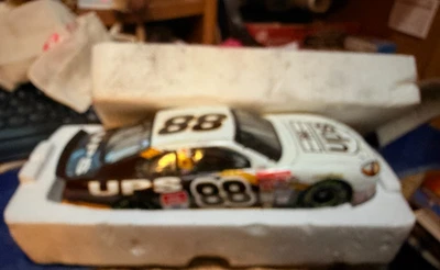 Dale Jarrett--#88--UPS 2002 Ford Taurus--Coche escala 1:24 ---Acción Foto 1 de 2