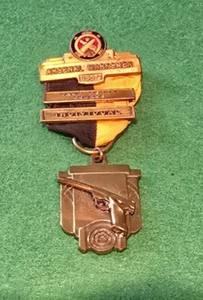 1957 VINTAGE MILITARY ARSENAL MARKSMAN MEDAL & RIBBON CAMP PERRY SHOOTING AWARD - Picture 1 of 7