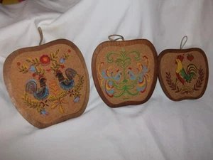 Vintage Set of 3 Farmhouse Roosters Cork Board Hot Pad Trivet - Picture 1 of 6