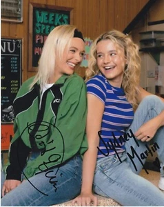 Sydney Martin / Cait Fitton *HANDSIGNIERT* 8x10 Foto ~ Coronation Street - Bild 1 von 1