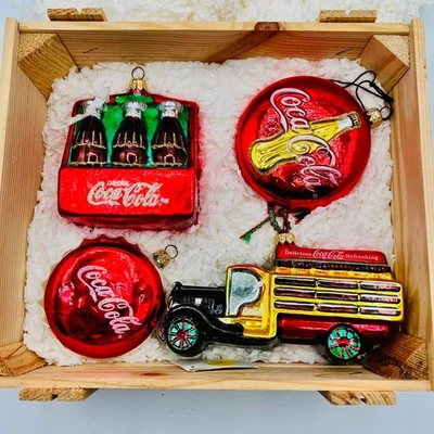 Juego de 4 adornos navideños de vidrio polonesa Coca-Cola caja de madera Kurt Adler 1996 Foto 1 de 4