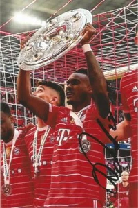 BAYERN MUNICH: OMAR RICHARDS SIGNED 6x4 TROPHY CELEBRATION PHOTO+COA - Picture 1 of 1