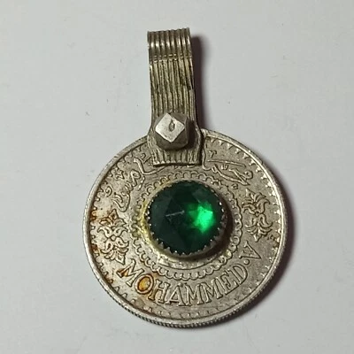 MONEDA DE PLATA marroquí de 1956 en un hermoso collar colgante con piedra VERDE Foto 1 de 4