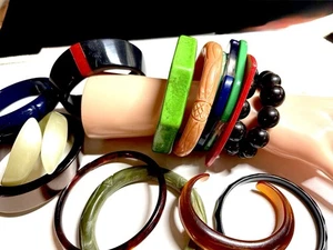 15 bracciali vintage 3 in celluloide intagliata intarsiata lucite bypass forme strane - Foto 1 di 12