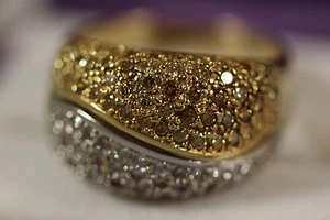 HEAVY WIDE 18K YELLOW GOLD WHITE GOLD MULTI COLOR CHAMPAGNE DIAMOND CLUSTER RING - Picture 1 of 12