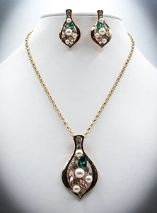 Gold Tone Pendant Necklace and Drop Earring Set with Crystals and Pearls - Bild 1 von 3