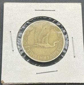 1990 New Zealand 2 Dollar Coin Queen Elizabeth II - Picture 1 of 2