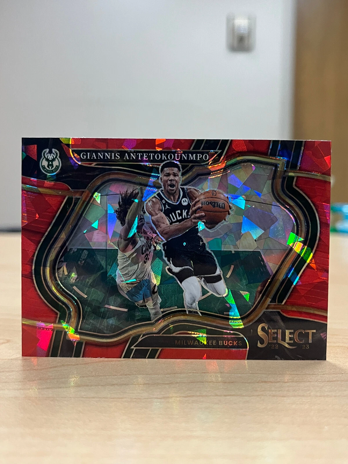 2022-23 Select Giannis Antetokounmpo Courtside RED Cracked Ice Prizm #261