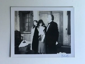 POL747 Polaroid Photo de Plateau Vintage Cinéma Michel Piccoli Claudia Cardinale - Picture 1 of 1