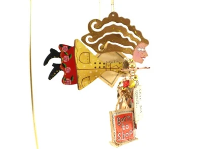 Металлическое украшение Silvestri от Karen Rossi BARGAIN HUNTER Faithful Flights с автографом - Изображение 1 из 4