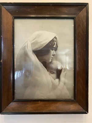Marco de madera marrón c1900 con marco de acento negro misión artes y manualidades mujer bebé Foto 1 de 4