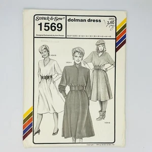 Stretch & Sew Nähmuster 1569 Dolman Kleid Gr. 30-46 Ann Person ungeschnitten - Bild 1 von 3
