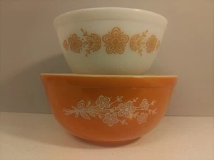 Set ciotola di miscelazione nido vetro oro farfalla Pyrex vintage 402, 403 - set di 2 - Foto 1 di 19