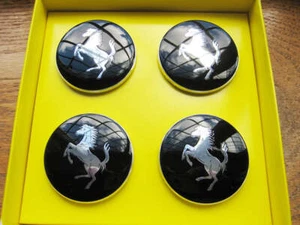 Original Ferrari Glanz Schwarz Alufelgen Nabenkappen Satz 70001466 70004869 - Bild 1 von 9