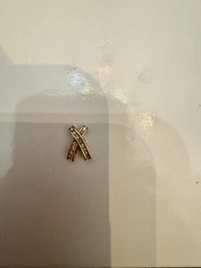 Colgante de oro amarillo de 10 quilates con beso de diamantes X  - Imagen 1 de 4