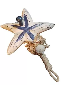 Gancio da parete in legno con accenti di corda e conchiglia - Foto 1 di 2