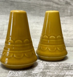 Homer Laughlin Coventry Castilian Harvest Gold Salt & Pepper Shakers Retro VTG - Picture 1 of 11
