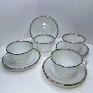 Set 4 ~ tazze e piattini bianchi ANCHOR HOCKING Fire King Swirl Golden Anniversary - Foto 1 di 6