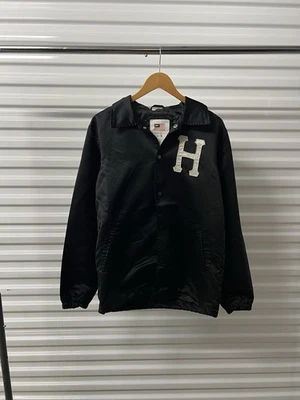 CHAQUETA DE SATÉN DE BÉISBOL HUF PARA HOMBRE NEGRA A PRESIÓN   Foto 1 de 3