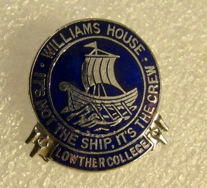 VINTAGE WILLIAMS HOUSE LOWTHER COLLEGE - ES IST KEIN SCHIFF, SEINE CREW - EMAILLEABZEICHEN - Bild 1 von 2