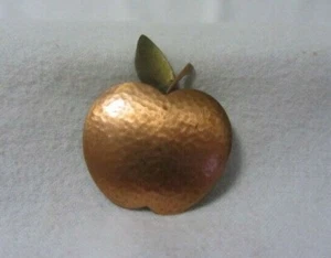 BROCHE DE MANZANA DE COLECCIÓN DISFRAZ JEWERLY MARTILLADO COBRE PIN - Imagen 1 de 2