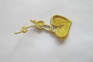 #2207 Parche de plancha en aplique dorado, amarillo con flecos, corazón, cerradura, llave bordado - Imagen 1 de 1