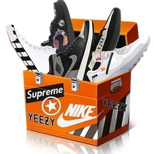 HYPE Sneaker And Streetwear Box - Picture 1 of 5