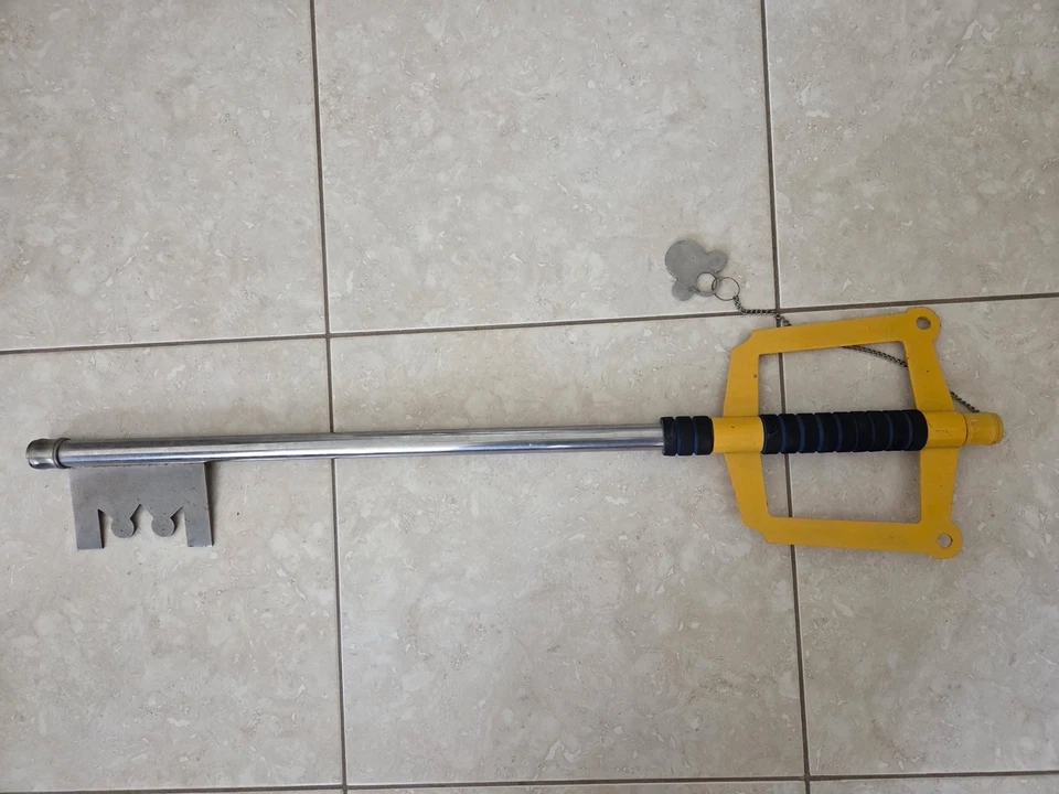 Kingdom of Hearts Sora's Keyblade FULL METAL Videojuego Réplica Juegos con disfraces 34" de largo Foto 1 de 1