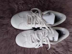 Adidas VL Court 2 Turnschuhe weiß mit schwarzen Streifen Teens/Unisex Turnschuhe Uk 4. - Bild 1 von 12