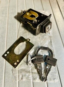 SERRATURA CILINDRETTO SELLA VESPA PX PE ARCOBALENO 125 150 200 PIAGGIO 178887 - Foto 1 di 2