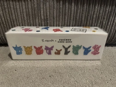 Tarjeta Pokemon x YU NAGABA Eevee's Caja Especial Sellada de Fábrica Sin Tarjeta Promocional Foto 1 de 4
