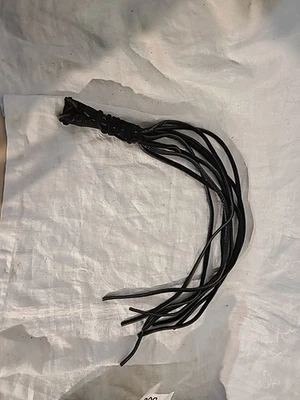 Flogger de cuero negro Foto 1 de 4