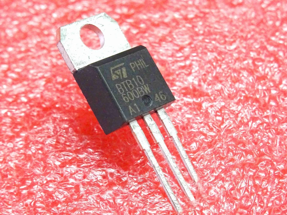 STMICROELECTRONICS Lot de 2: triac BTB 10 -600 BW ~ 10A 600V BTB10-600BW ~ 50mA snubberless (L9A)