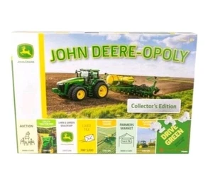 John Deere-Opoly Edición Coleccionista Clásico Juego de Mesa Tomy MCE47285X000 - Imagen 1 de 8