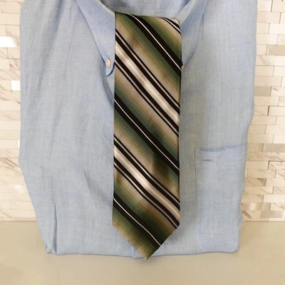 Gravata masculina designer PIERRE CARDIN verde ombre listrada tecido seda roupa de carreira - Imagem 1 de 4